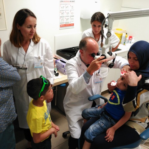Atendemos dos niños refugiados sirios con problemas de audición